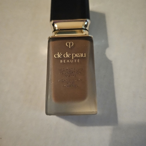 Cle de peau radiant fluid foundation. 36 ml net weight. - Picture 6 of 7